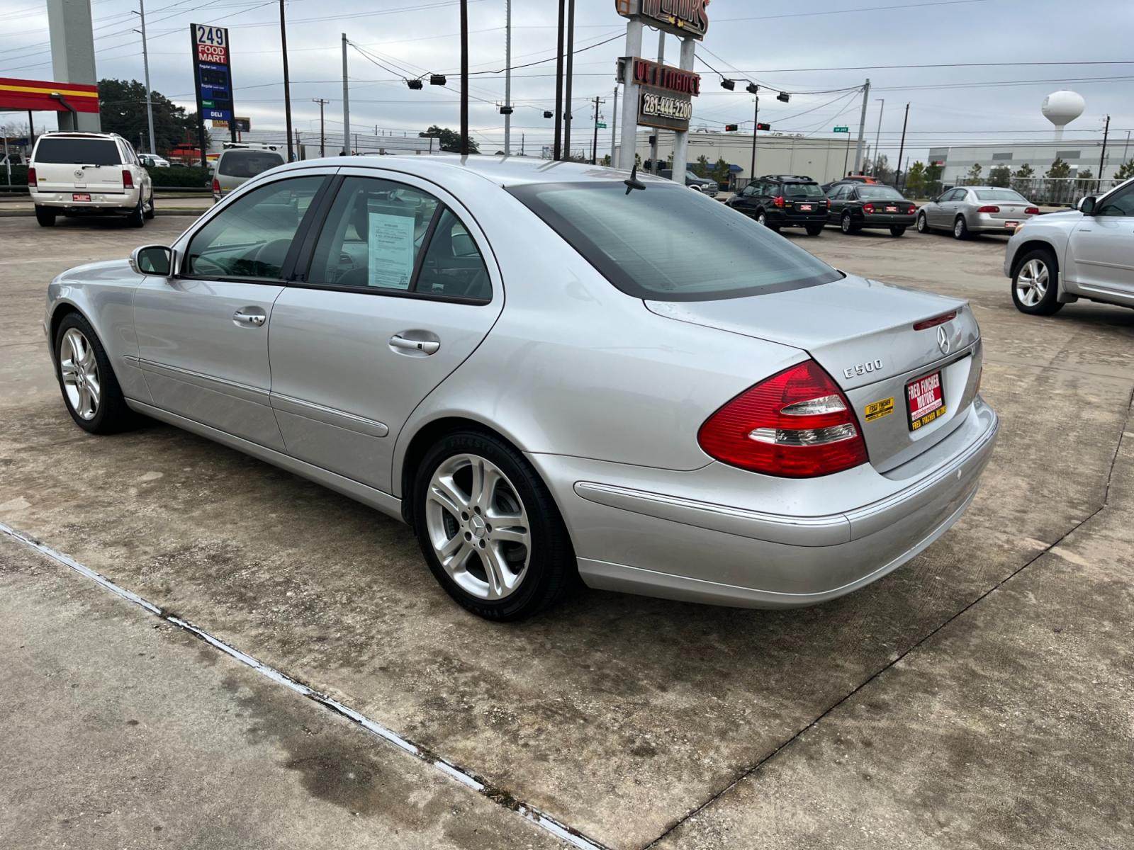 2005 SILVER /black Mercedes-Benz E-Class E500 (WDBUF70J45A) with an 5.0L V8 SOHC 24V engine, Automatic transmission, located at 14700 Tomball Parkway 249, Houston, TX, 77086, (281) 444-2200, 29.928619, -95.504074 - Photo #4